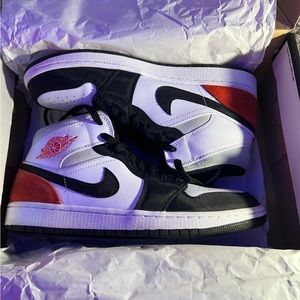 Jordan 1 mids